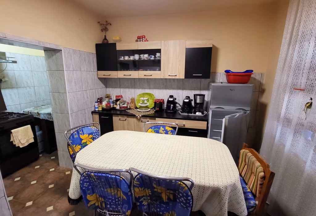 Casa Mică — Bucătărie și sală mare 1