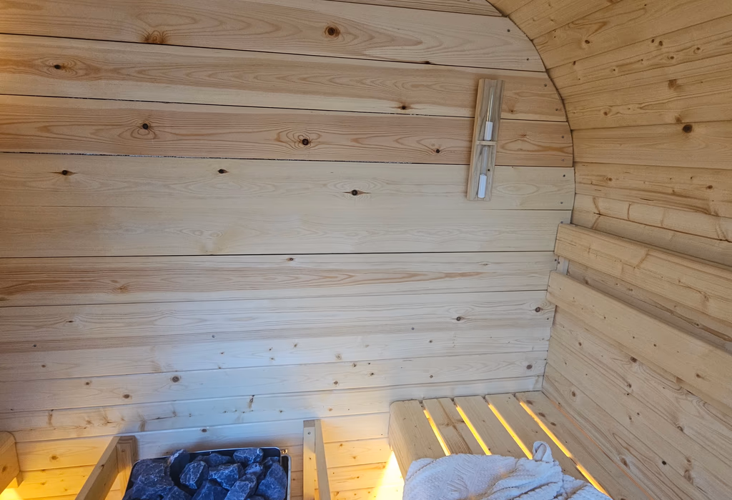 Zona de relaxare a saunei cu lumina naturală filtrată